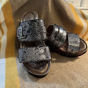 Muk Luks | Emery Wedge‎ Sandal Womens 8 Metallic Silver Floral Cork Slip On